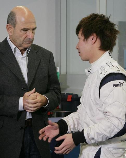 Peter Sauber im Gespräch mit seinem japanischen Fahrer Kamui Kobayashi in der Formel-1-Schmiede in Hinwil. Foto: auto-reporter.net 